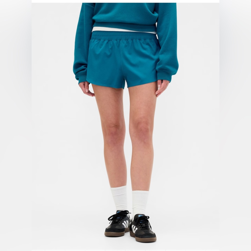 NWT GAP GapFit 3" Mid Rise Runaround Shorts - Picture 3 of 6